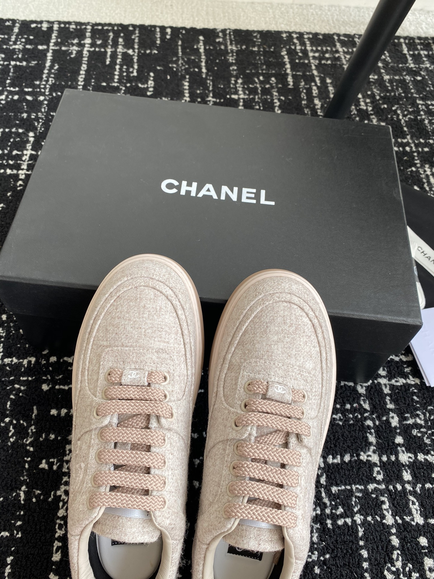 UA Ch**el SNEAKER