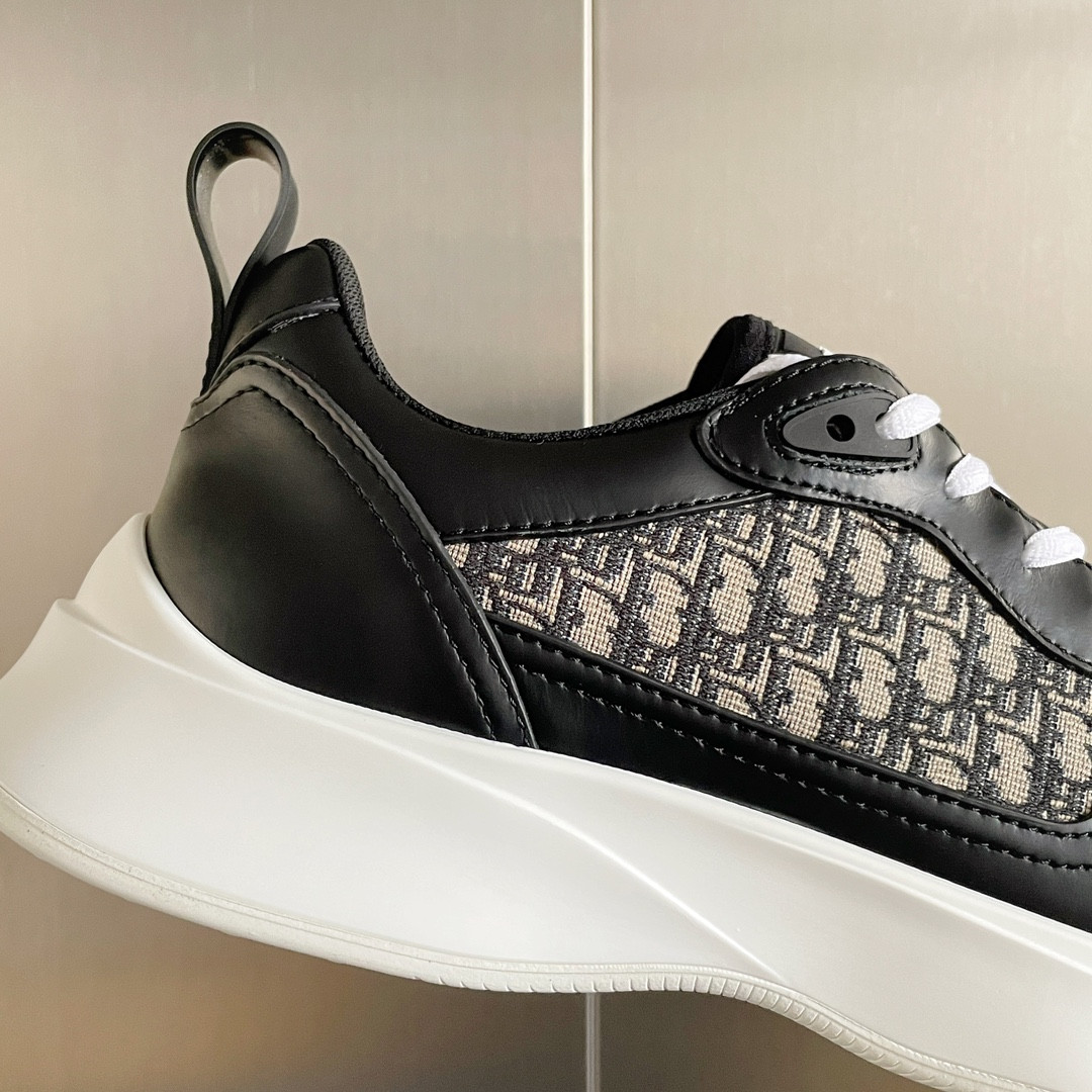 UA D10r B25 Runner Sneaker