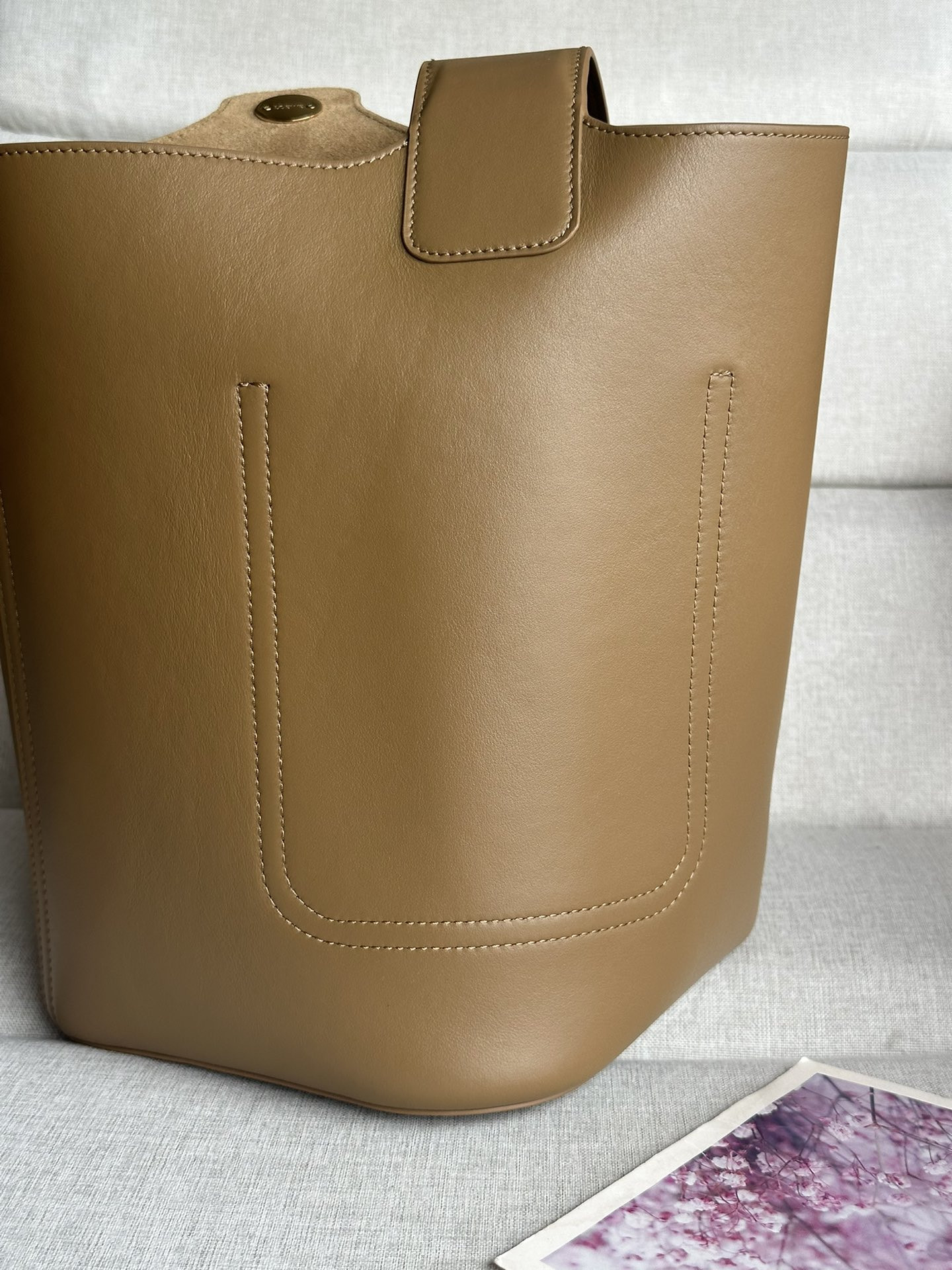 L0ew* Medium Pebble bucket in mellow calfskin 24.5x23.5x28cm