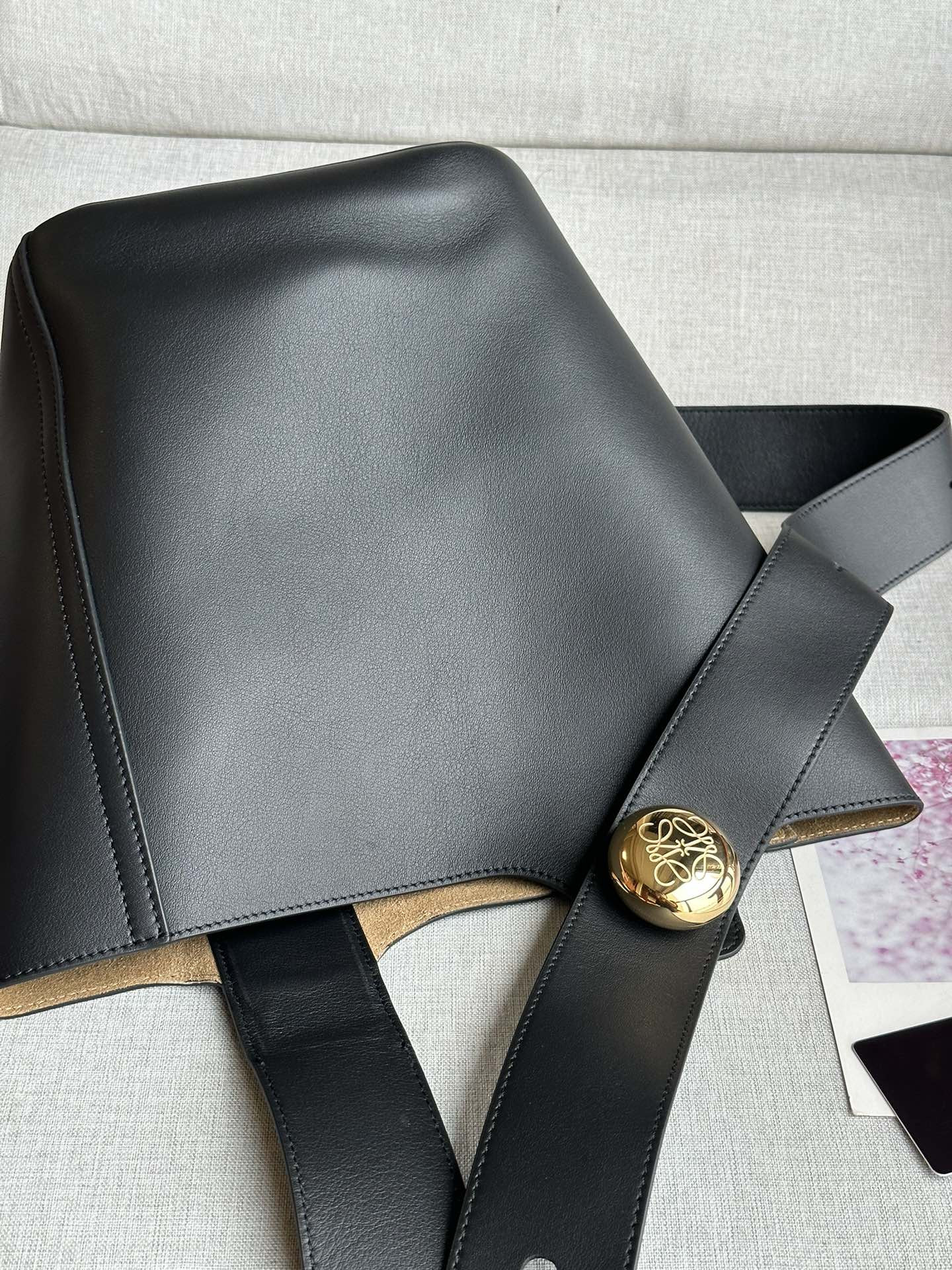 L0ew* Medium Pebble bucket in mellow calfskin 24.5x23.5x28cm
