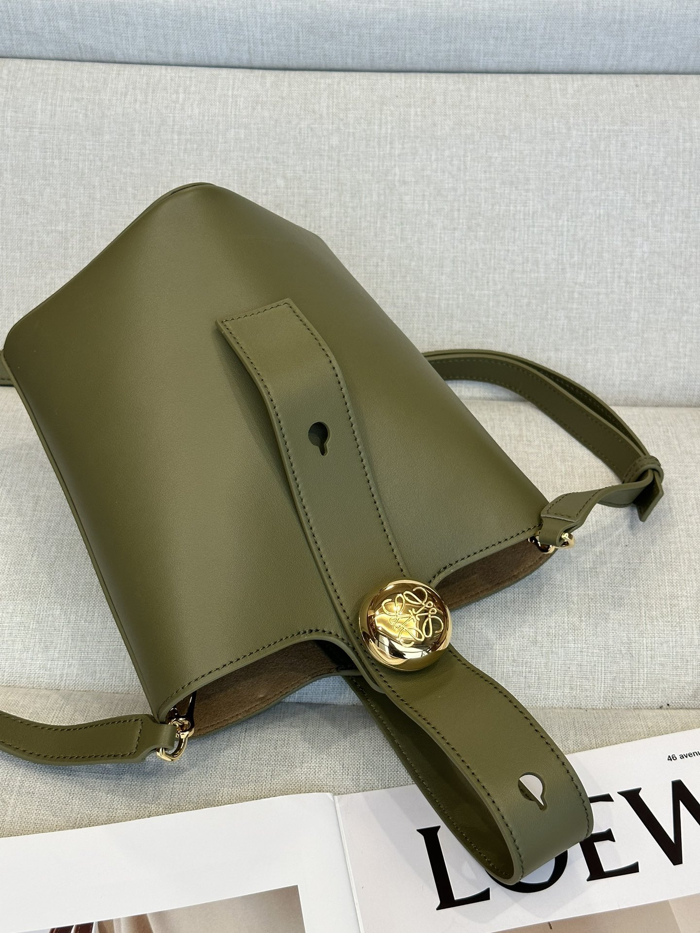 L0ew* Mini Pebble bucket in mellow calfskin 19.5x16x16cm