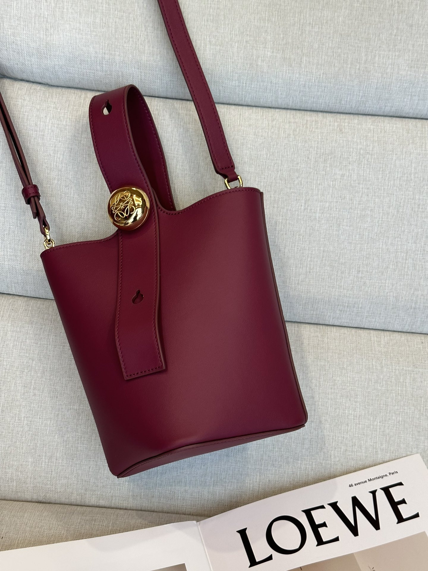 L0ew* Mini Pebble bucket in mellow calfskin 19.5x16x16cm