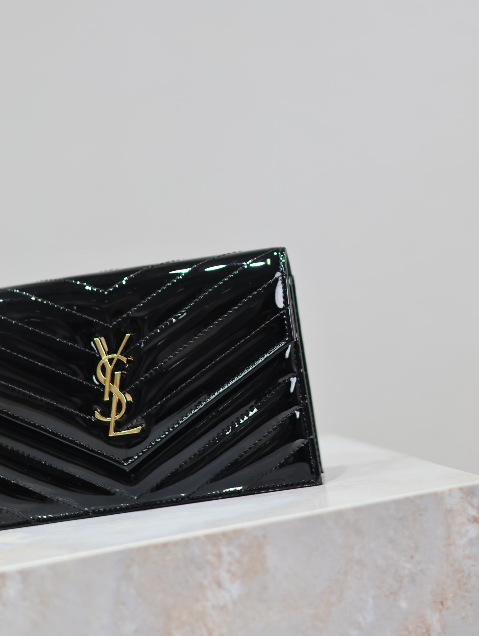 Y51 Cassandra WOC envelope chain wallet in patent leather 19 x 12.5 x 3.5cm