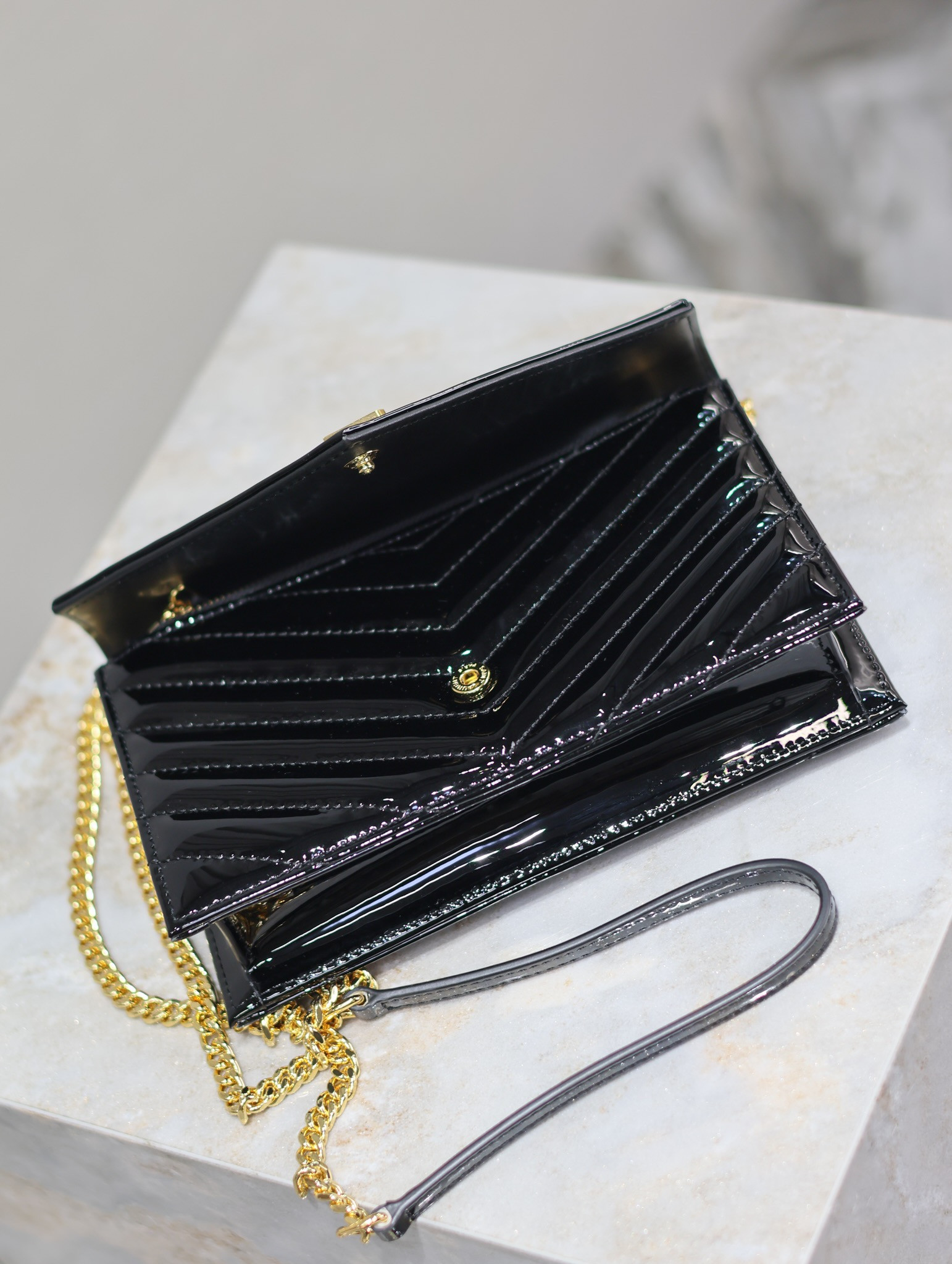 Y51 Cassandra WOC envelope chain wallet in patent leather 19 x 12.5 x 3.5cm