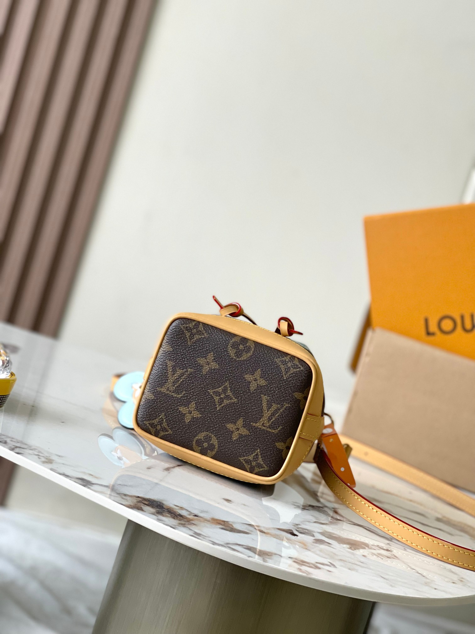 LV Nano Noé M12221 13x16x10cm