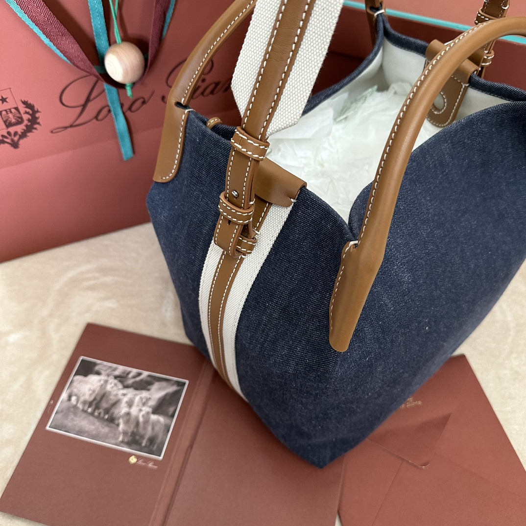 L0r0 P1ana Large Bale Cotton bag 24x20x27cm