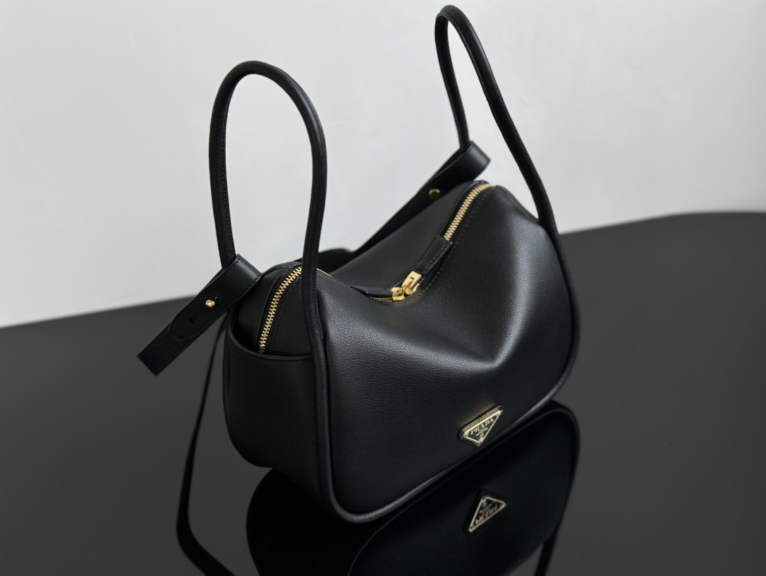 Pra*a Darling leather handbag 18x25x10.5cm