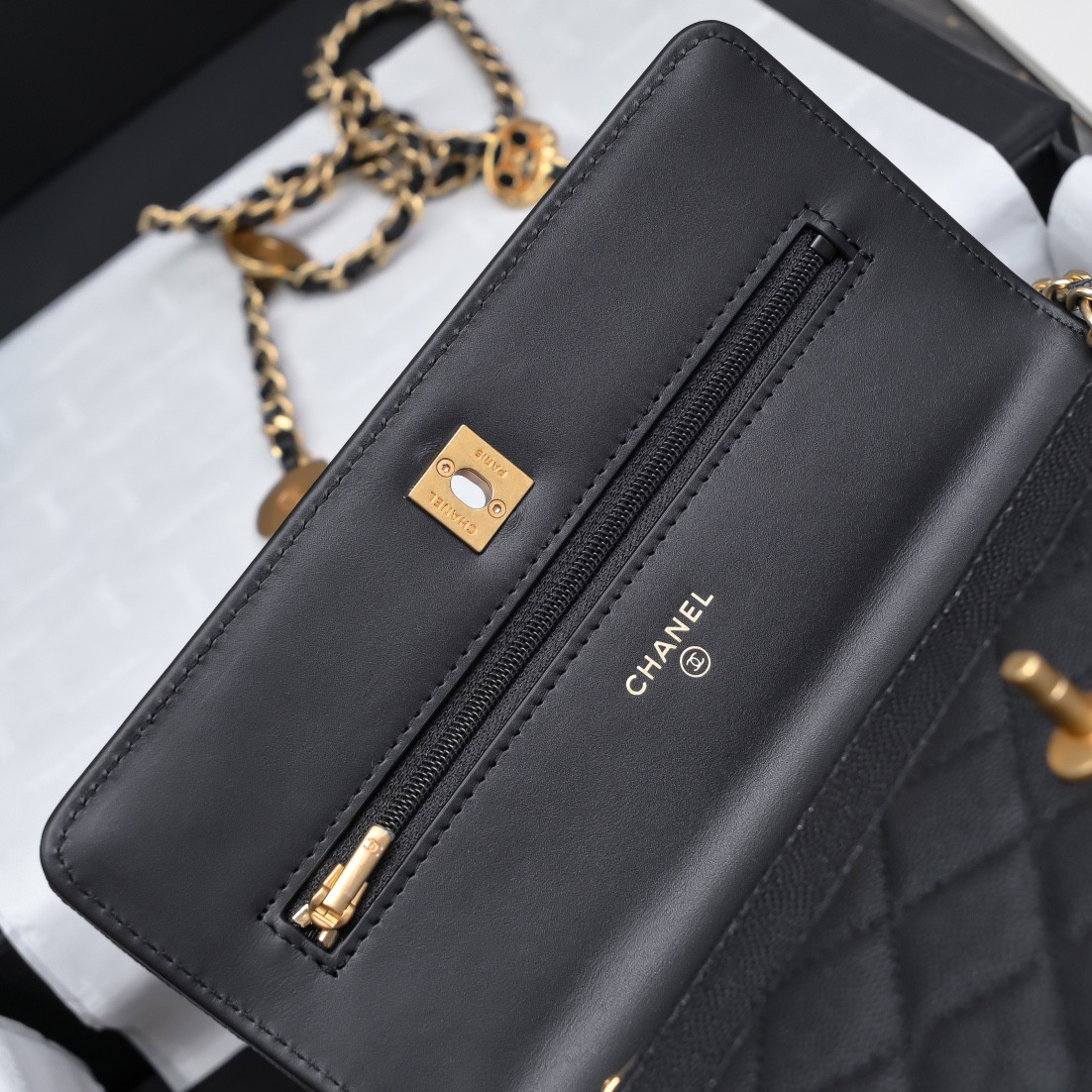 Ch**el WOC CLASSIC WALLET ON CHAIN 19cm