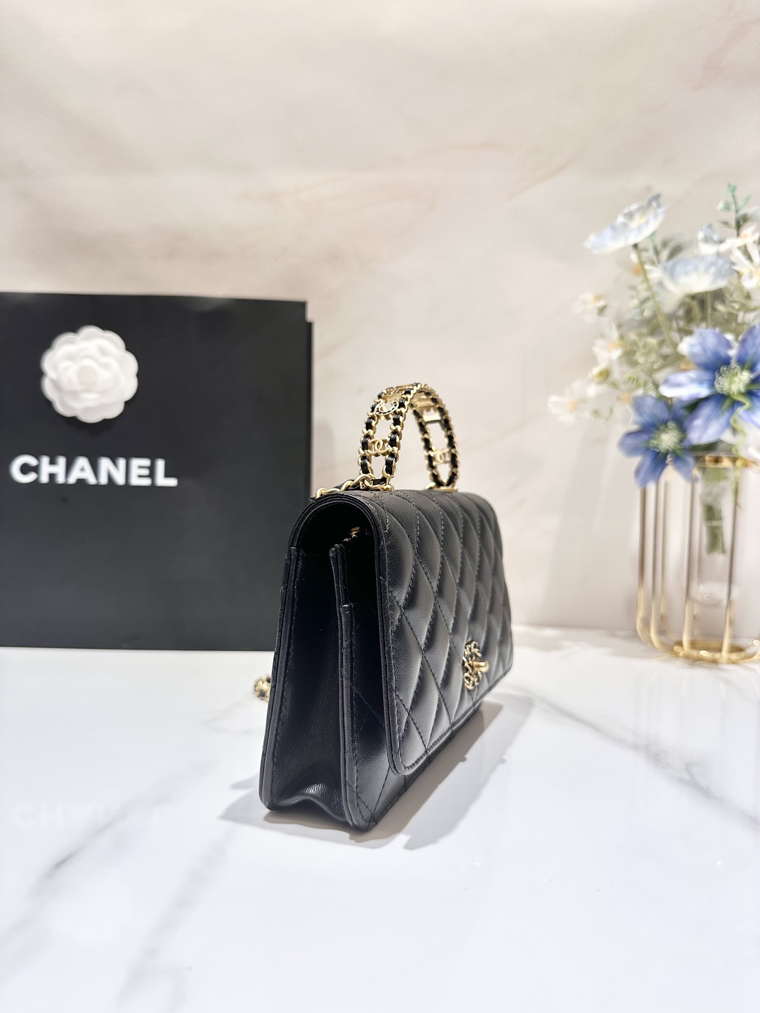 Ch**el WOC CLASSIC WALLET ON CHAIN 19cm