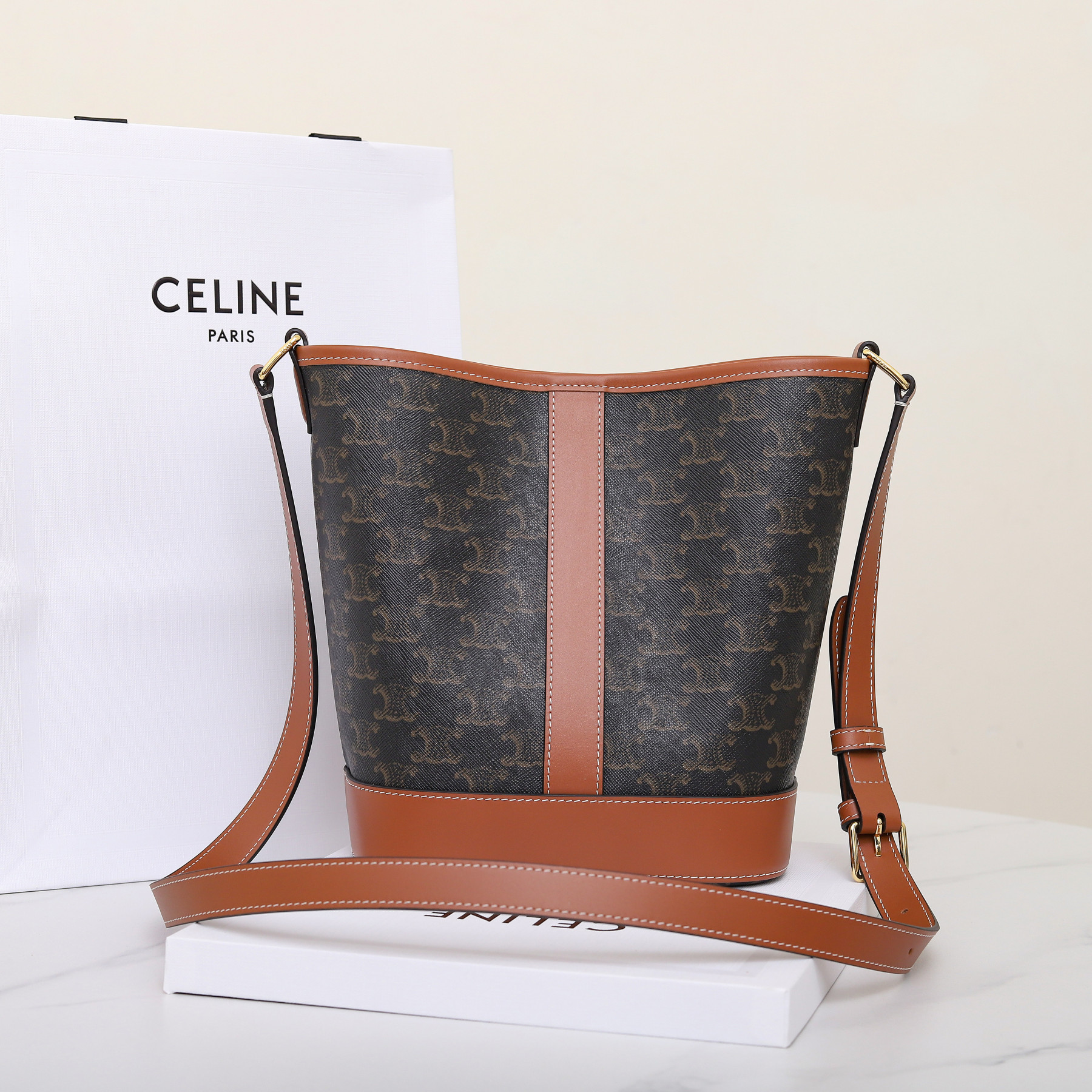 Ce1i*e SMALL BUCKET IN TRIOMPHE CANVAS AND CALFSKIN 191442 30x22x13cm