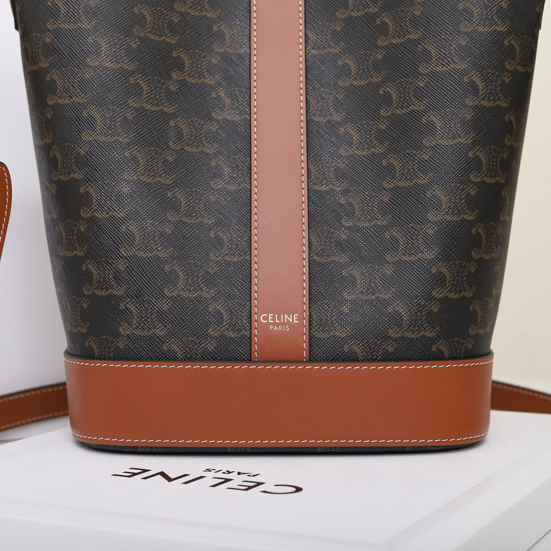 Ce1i*e SMALL BUCKET IN TRIOMPHE CANVAS AND CALFSKIN 191442 30x22x13cm
