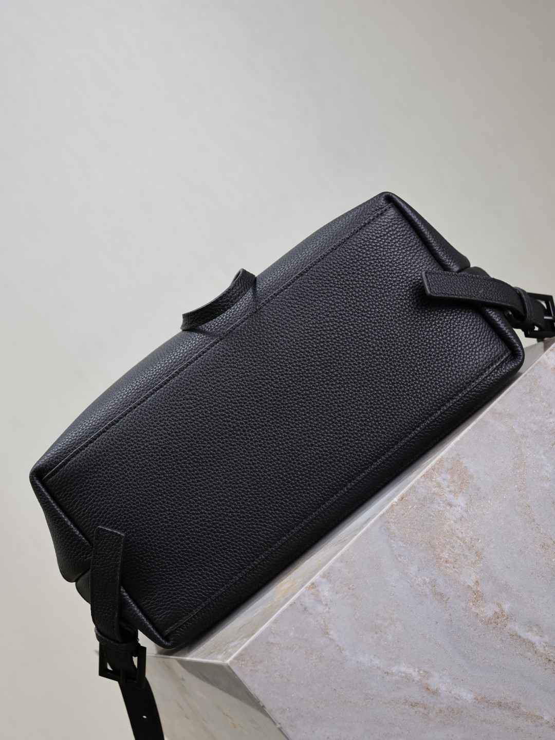 Y51 sac de jour backpack in grained leather 29 x 37.5 x 14 cm