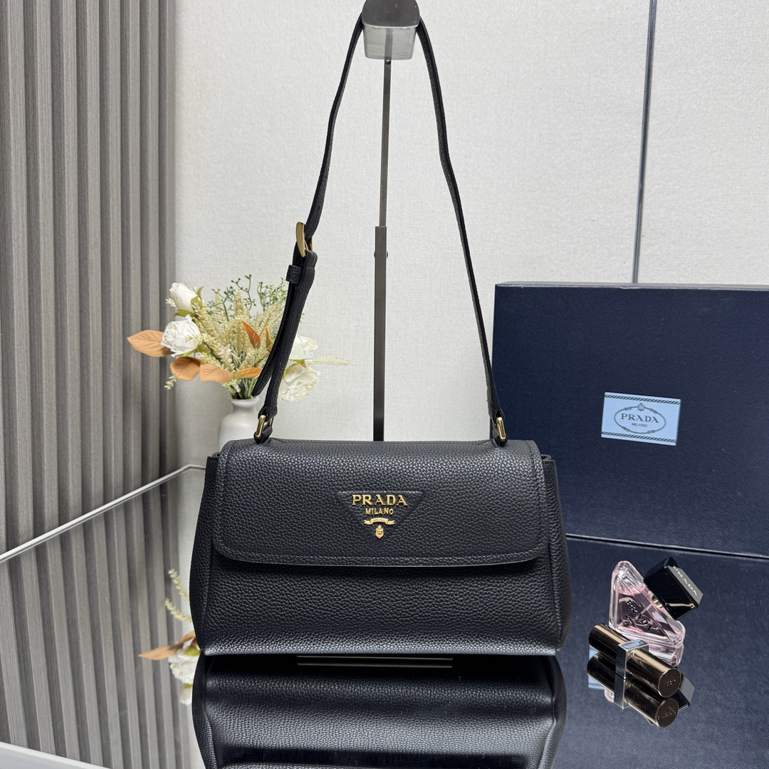 Pra*a Small leather shoulder bag 26x14x9.5cm