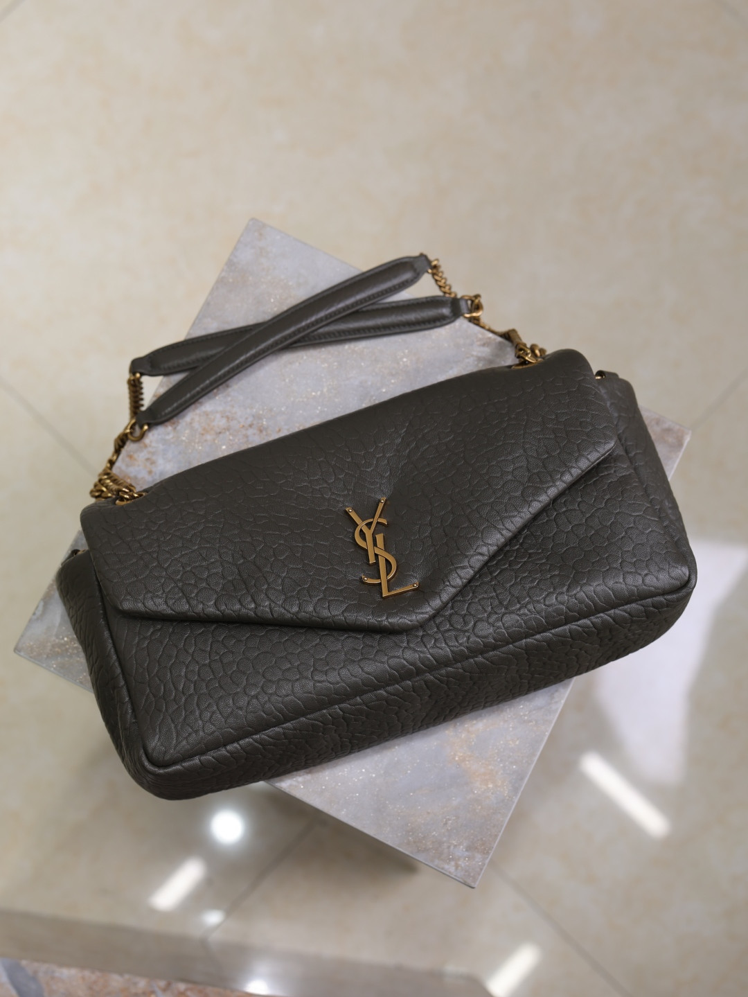 Y51 CALYPSO medium in grained lambskin 800916 30x15x7.5cm