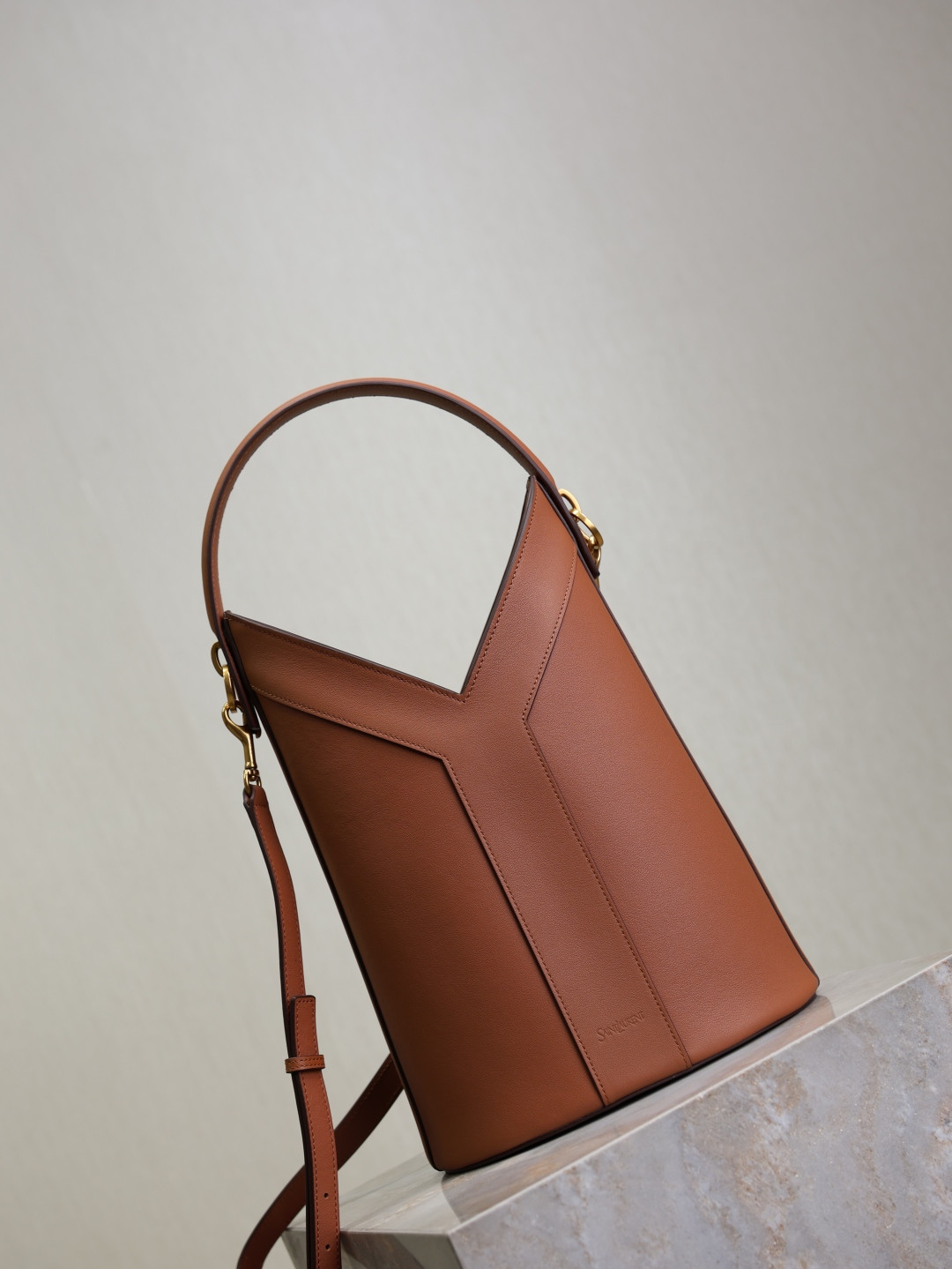 Y51 Y top-handle bucket in leather 25x22-34x3-15cm