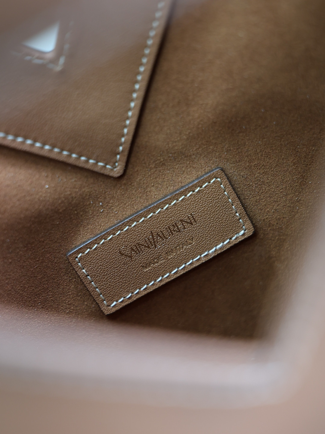 Y51 Y small bucket in leather 23x29.5x3-8.5cm