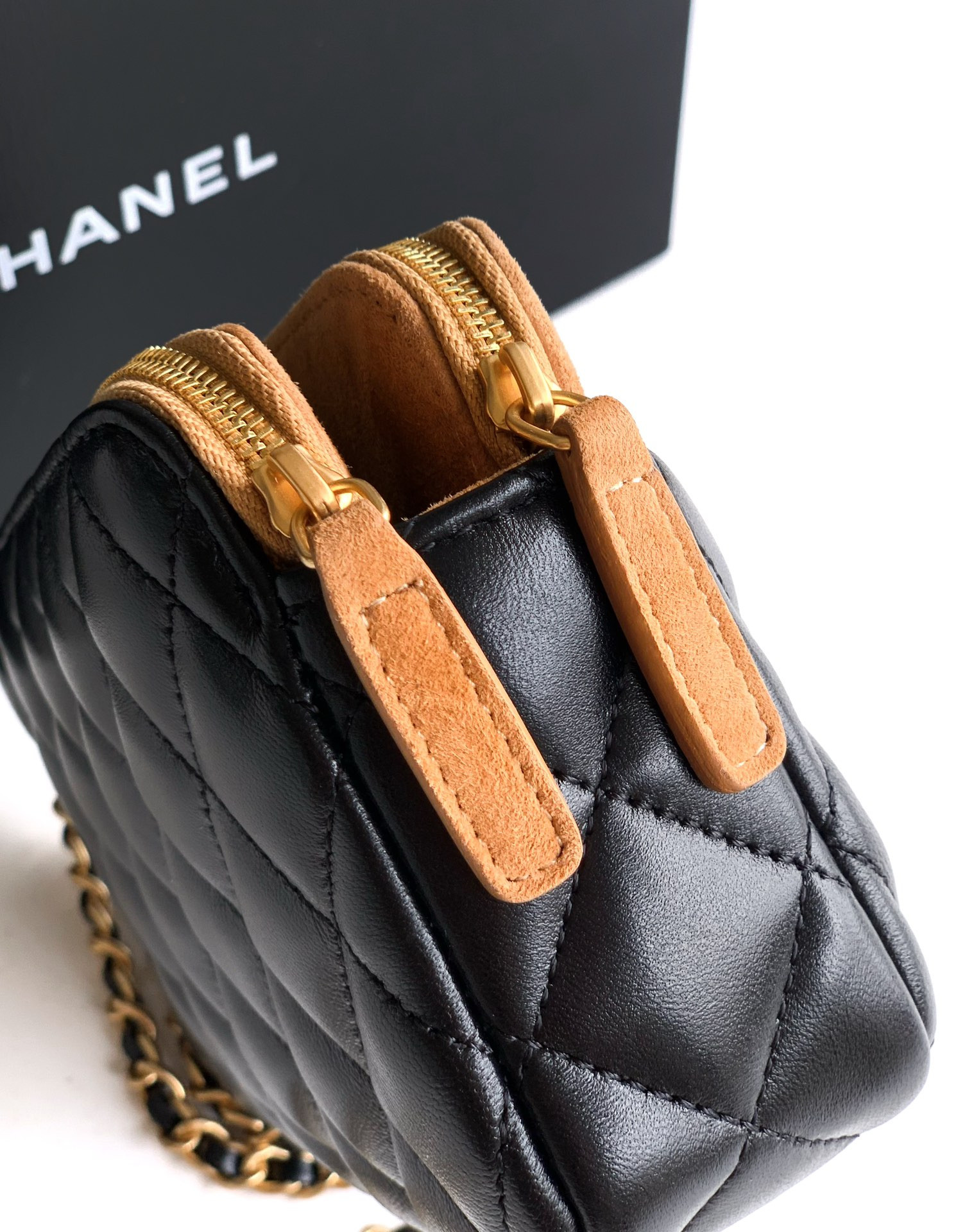 Ch**el Zipped Phone Holder With Chain AP4743 10x18x3cm