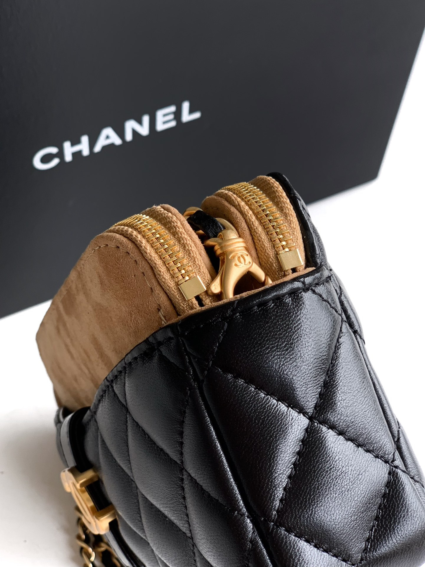 Ch**el Zipped Phone Holder With Chain AP4743 10x18x3cm