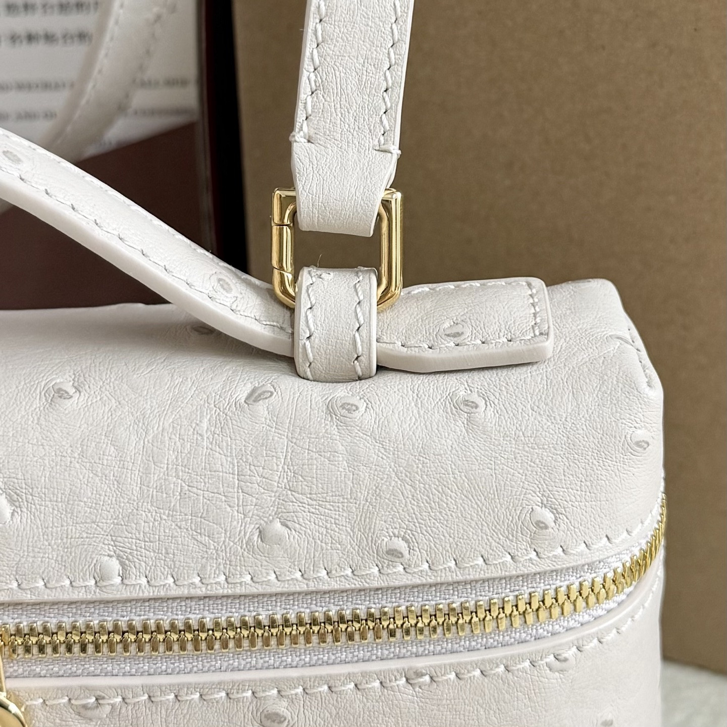 L0r0 P1ana Extra Pocket L19 Ostrich-grained Leather 11 x 19 x 6.5 cm
