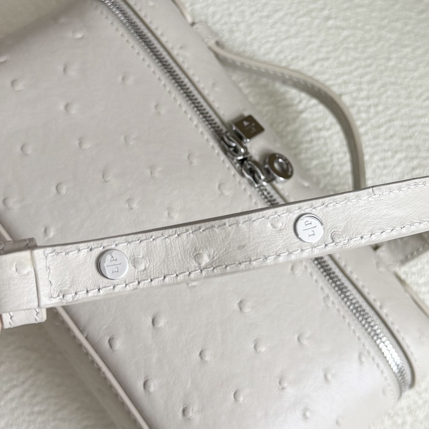 L0r0 P1ana Extra Pocket L19 Ostrich-grained Leather 11 x 19 x 6.5 cm
