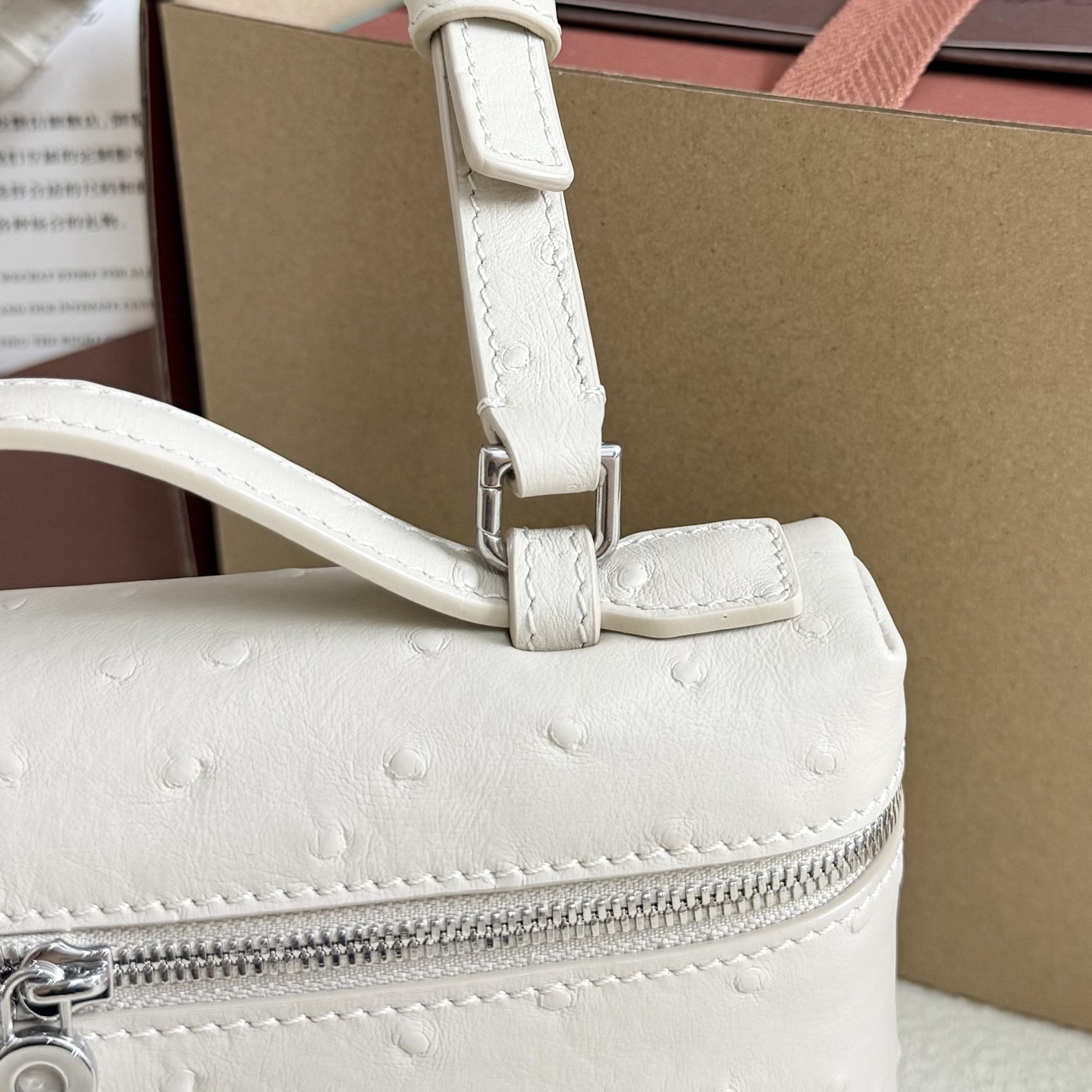 L0r0 P1ana Extra Pocket L19 Ostrich-grained Leather 11 x 19 x 6.5 cm