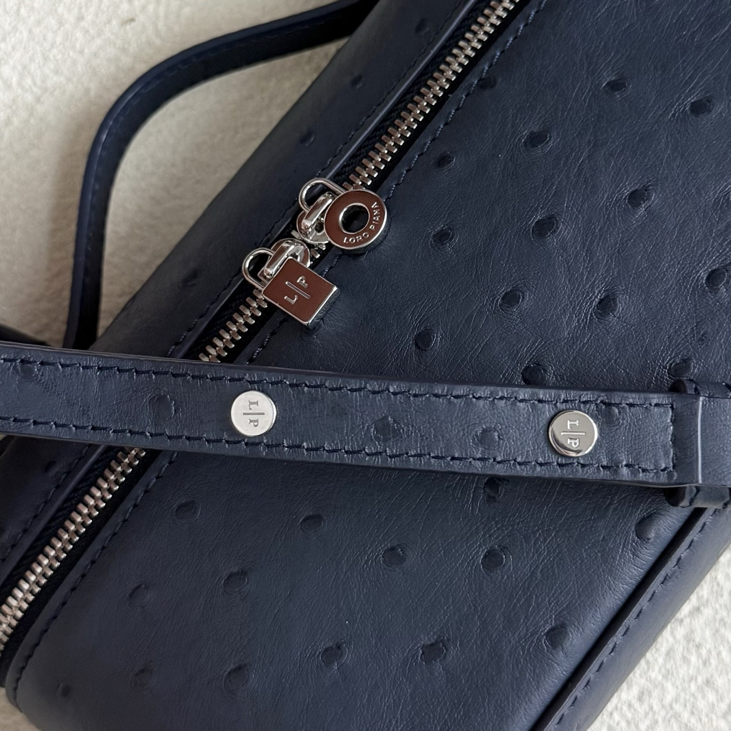 L0r0 P1ana Extra Pocket L19 Ostrich-grained Leather 11 x 19 x 6.5 cm