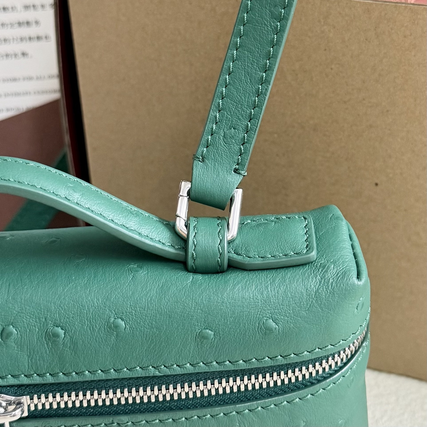 L0r0 P1ana Extra Pocket L19 Ostrich-grained Leather 11 x 19 x 6.5 cm
