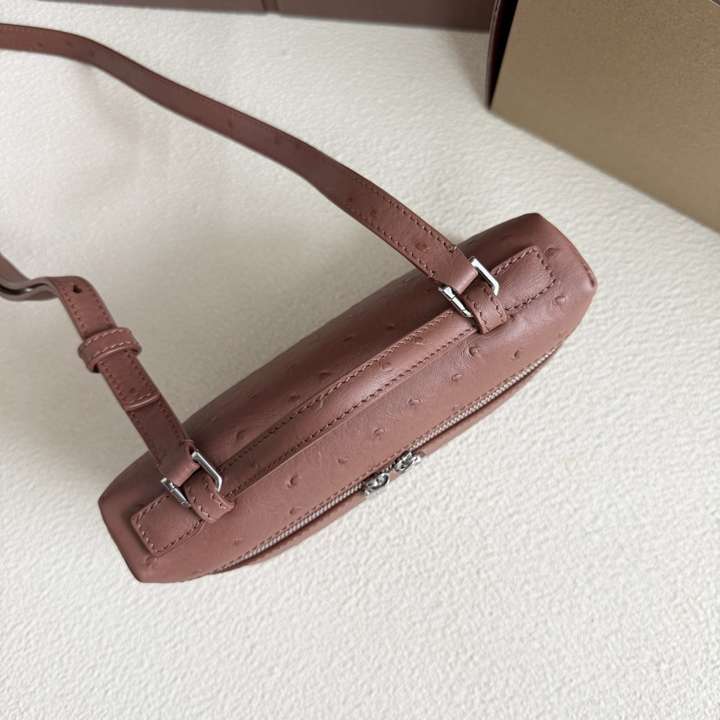 L0r0 P1ana Extra Pocket L19 Ostrich-grained Leather 11 x 19 x 6.5 cm