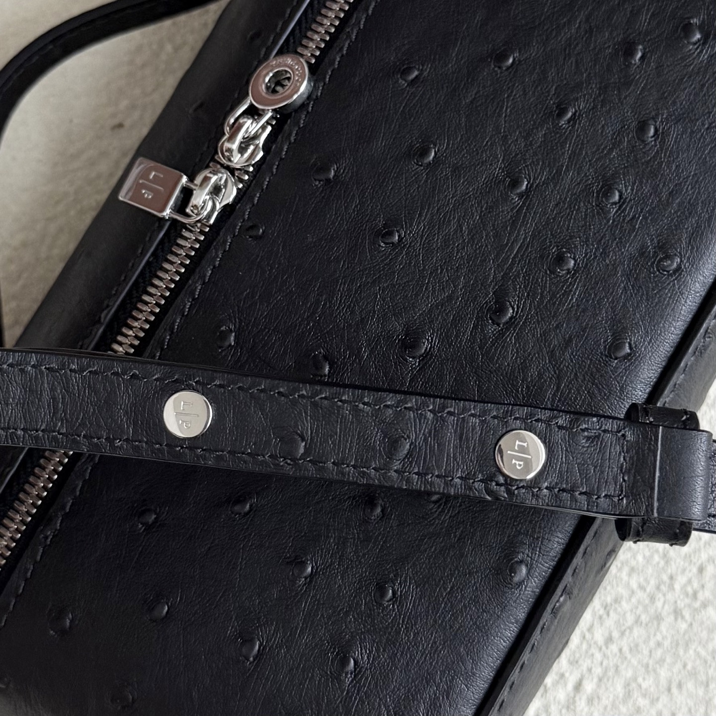 L0r0 P1ana Extra Pocket L19 Ostrich-grained Leather 11 x 19 x 6.5 cm