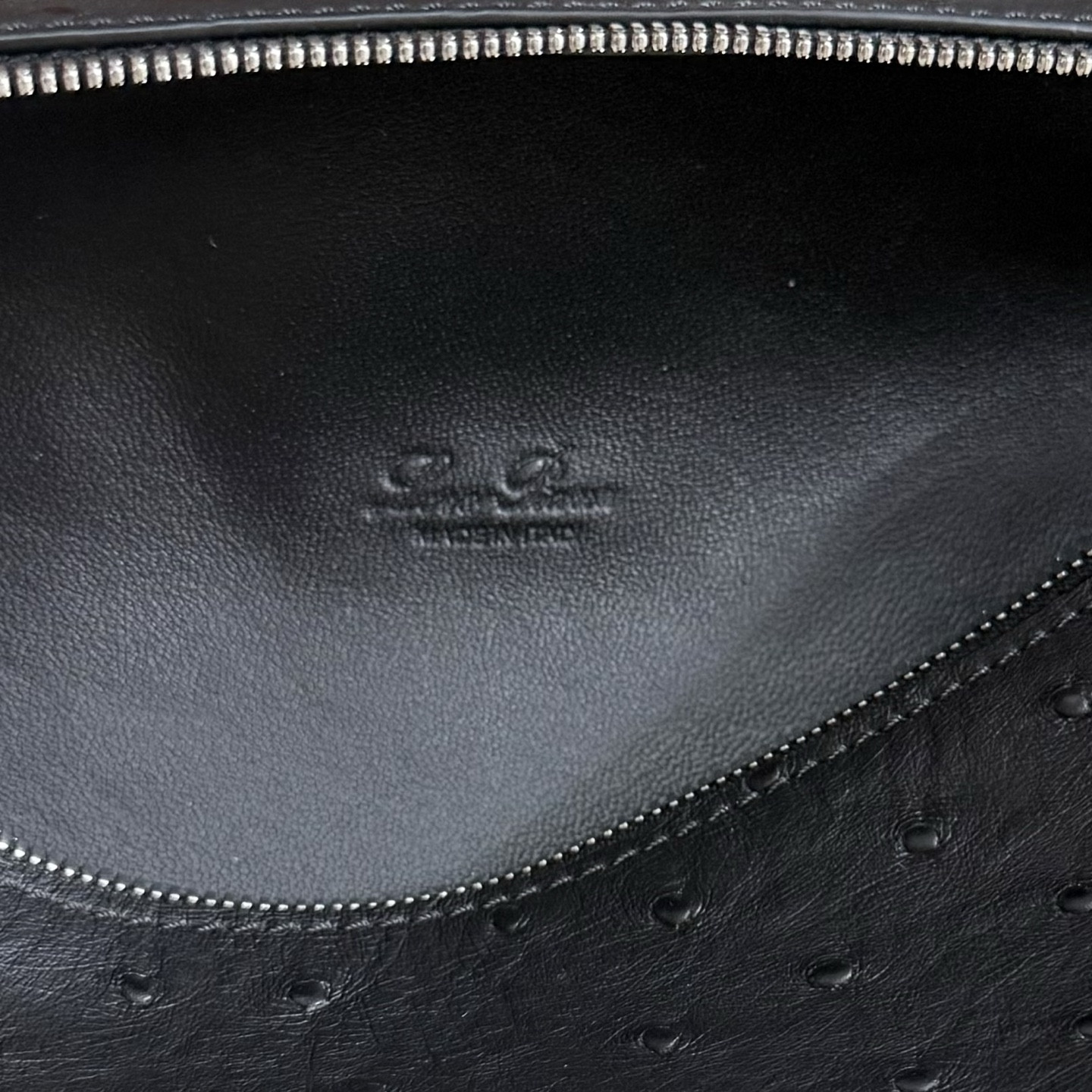 L0r0 P1ana Extra Pocket L19 Ostrich-grained Leather 11 x 19 x 6.5 cm