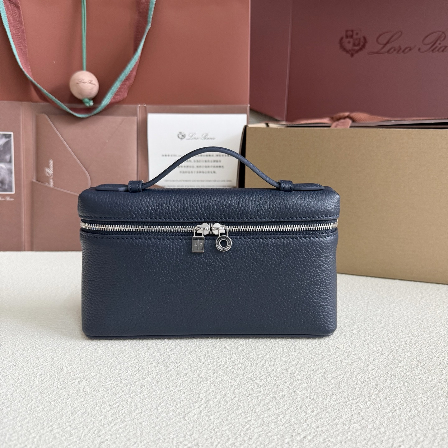 L0r0 P1ana Extra Pocket L19 Grained Calfskin 11 x 19 x 6.5 cm