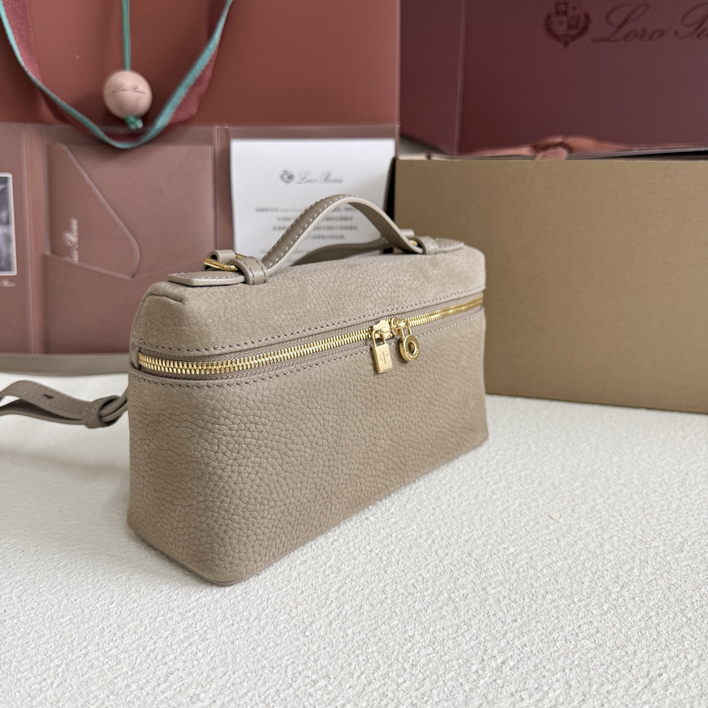 L0r0 P1ana Extra Pocket L19 Grained Calfskin 11 x 19 x 6.5 cm