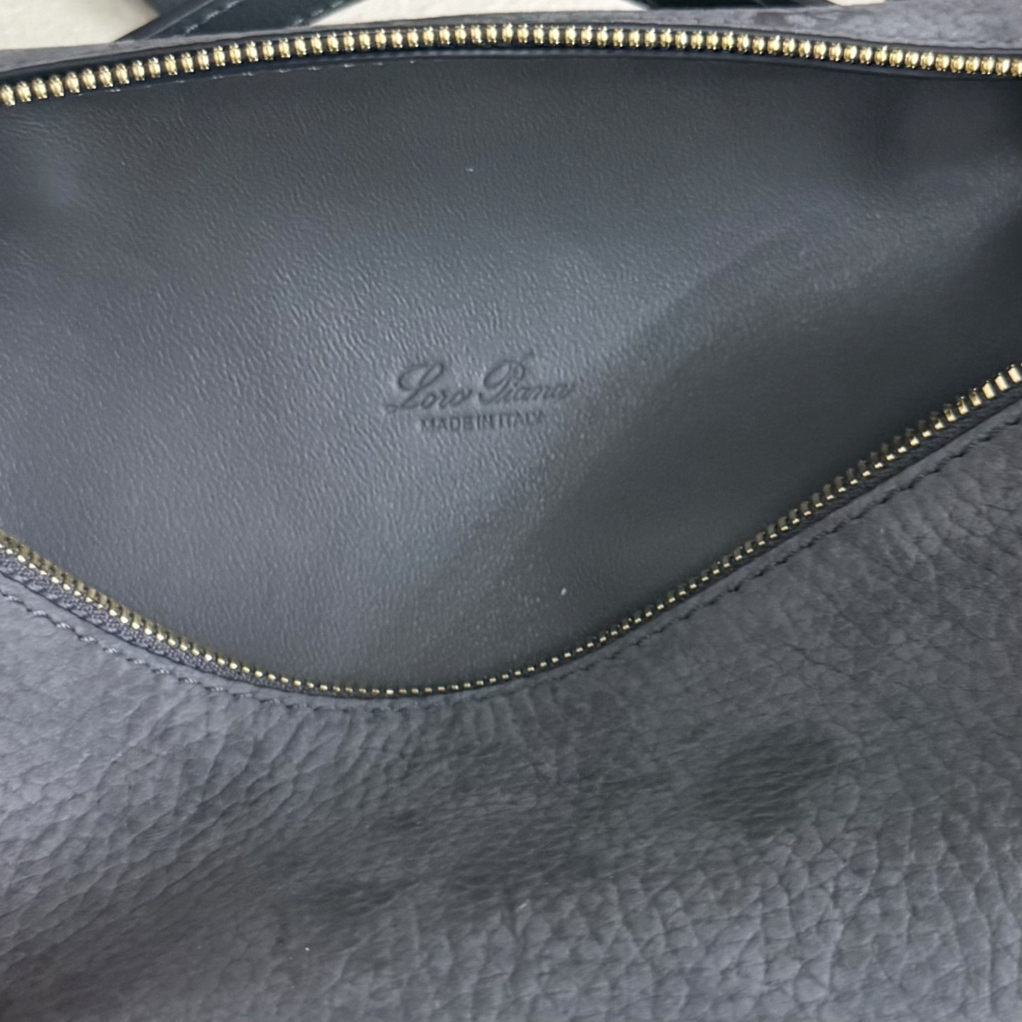 L0r0 P1ana Extra Pocket L19 Grained Calfskin 11 x 19 x 6.5 cm