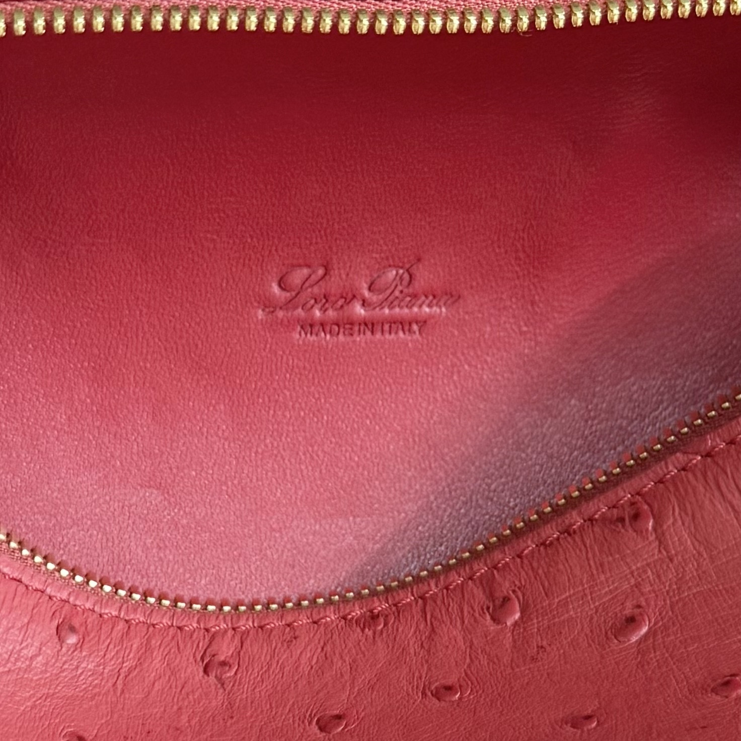 L0r0 P1ana Extra Pocket L19 Ostrich-grained Leather 11 x 19 x 6.5 cm