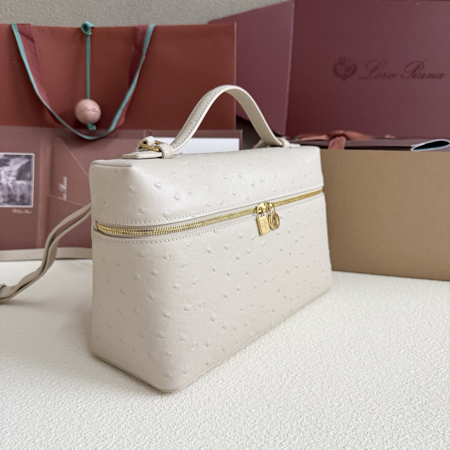 L0r0 P1ana Extra Pocket L27 Ostrich-grained Leather 16x27x10cm