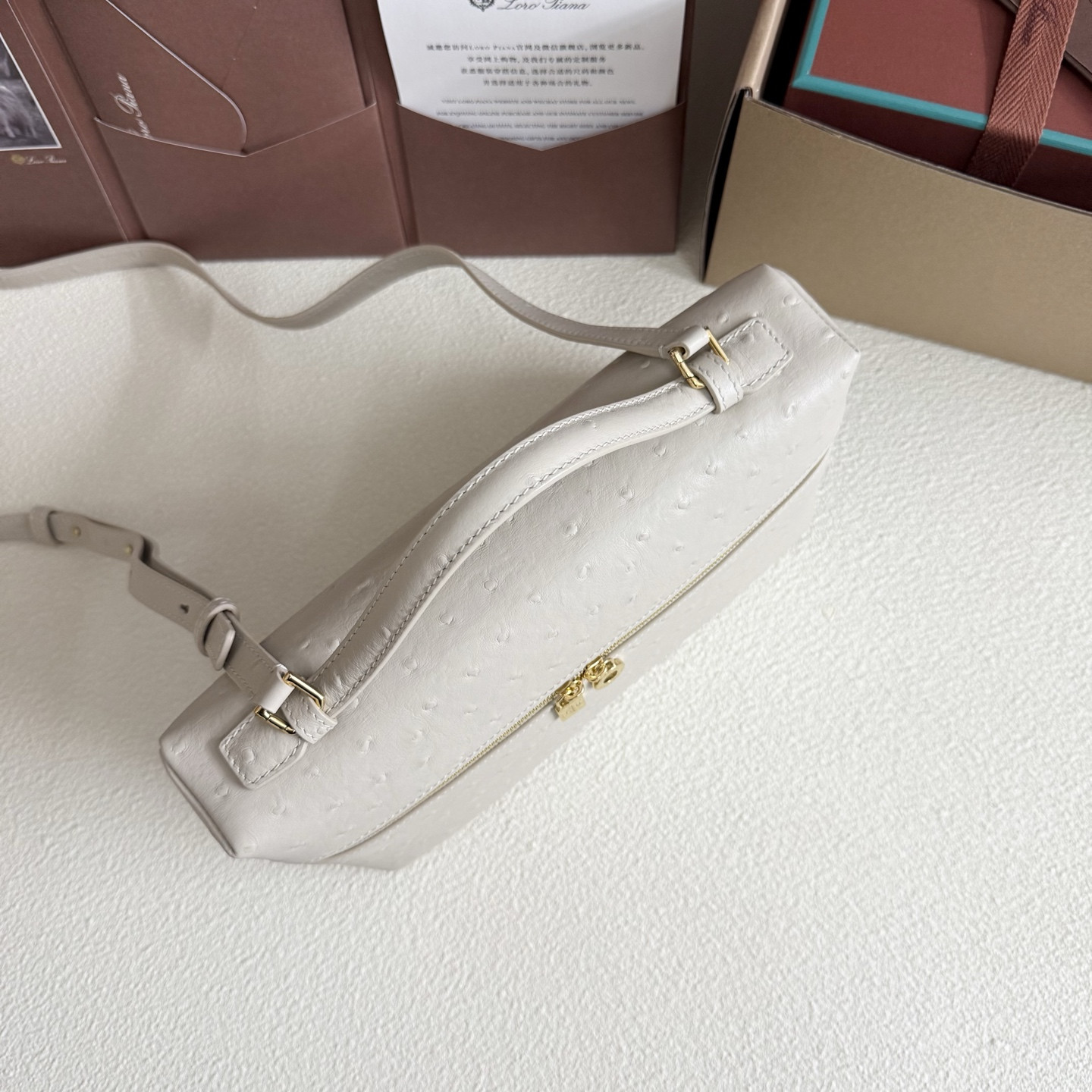 L0r0 P1ana Extra Pocket L27 Ostrich-grained Leather 16x27x10cm