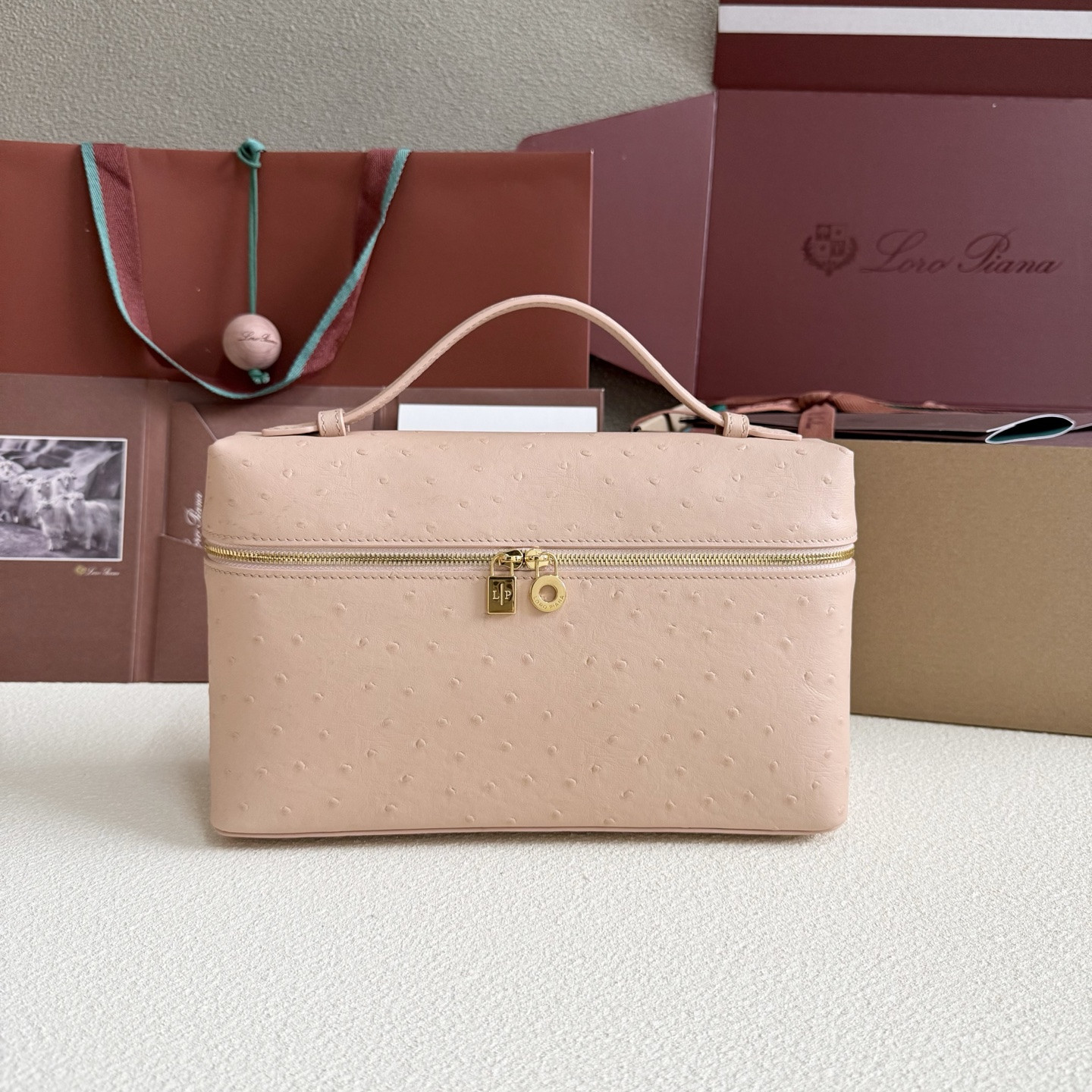 L0r0 P1ana Extra Pocket L27 Ostrich-grained Leather 16x27x10cm