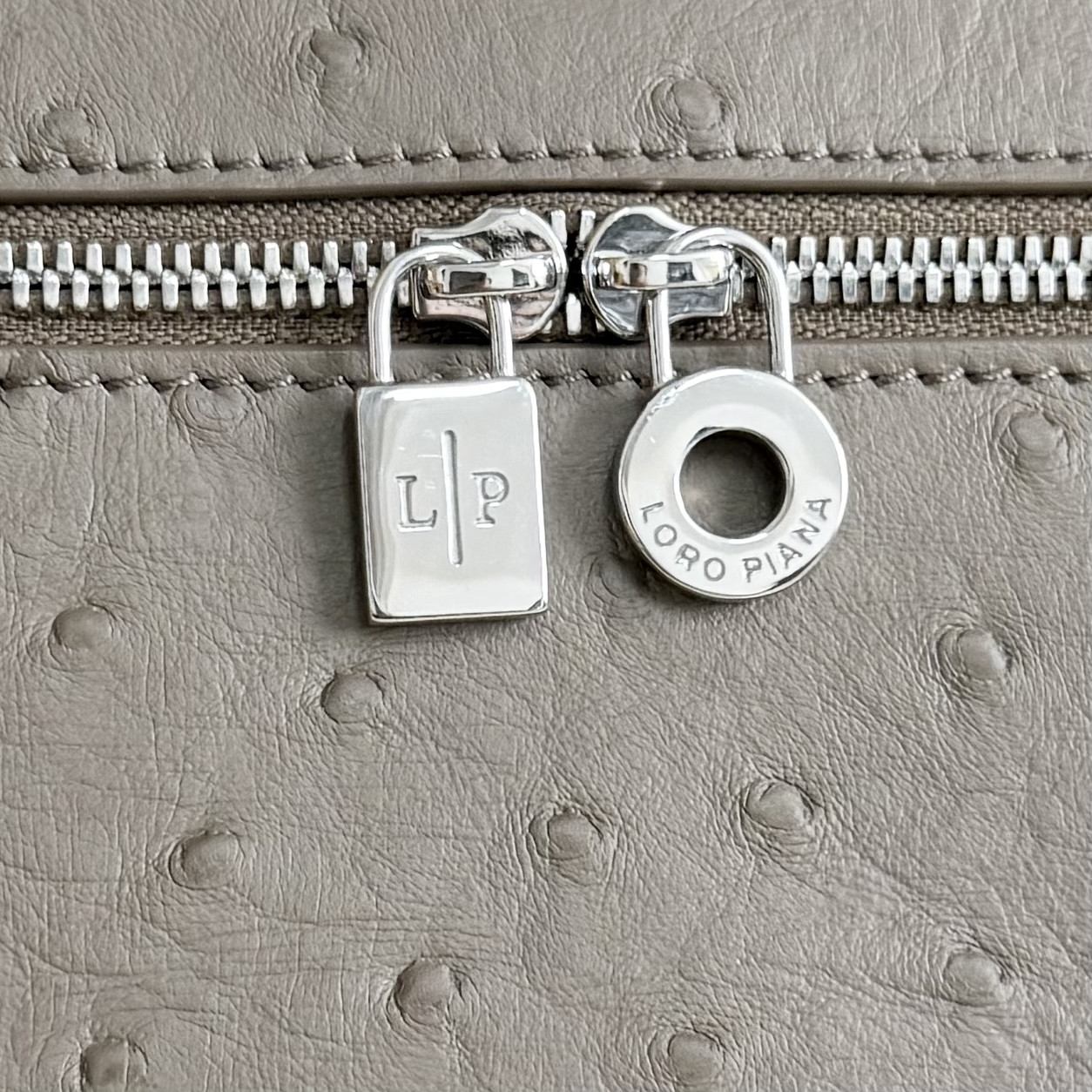 L0r0 P1ana Extra Pocket L27 Ostrich-grained Leather 16x27x10cm