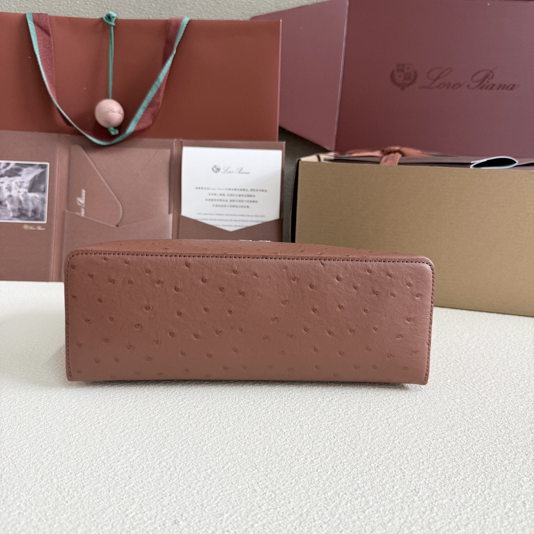 L0r0 P1ana Extra Pocket L27 Ostrich-grained Leather 16x27x10cm