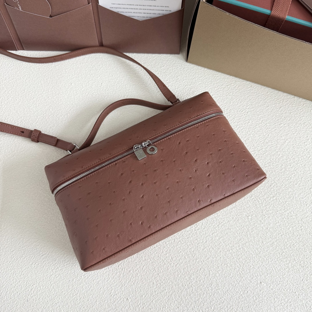 L0r0 P1ana Extra Pocket L27 Ostrich-grained Leather 16x27x10cm
