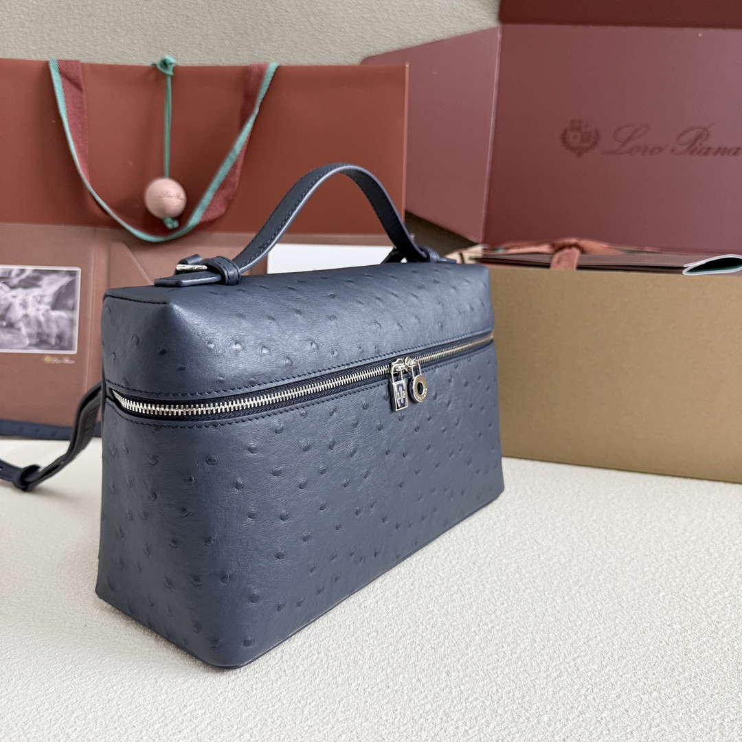 L0r0 P1ana Extra Pocket L27 Ostrich-grained Leather 16x27x10cm