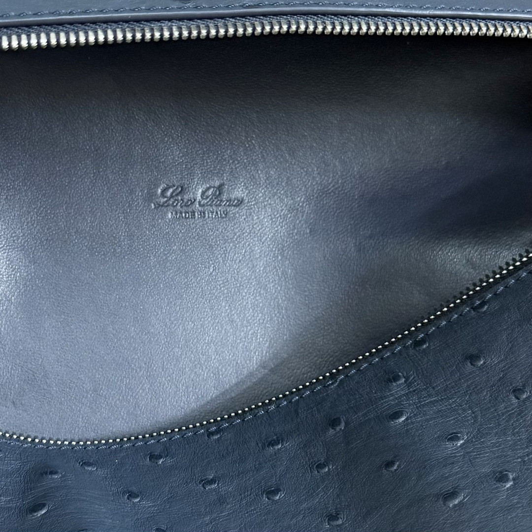 L0r0 P1ana Extra Pocket L27 Ostrich-grained Leather 16x27x10cm