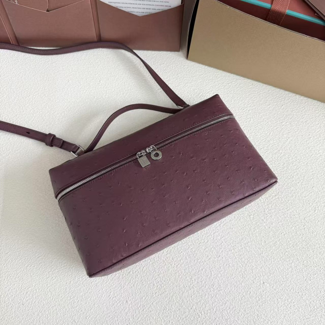 L0r0 P1ana Extra Pocket L27 Ostrich-grained Leather 16x27x10cm
