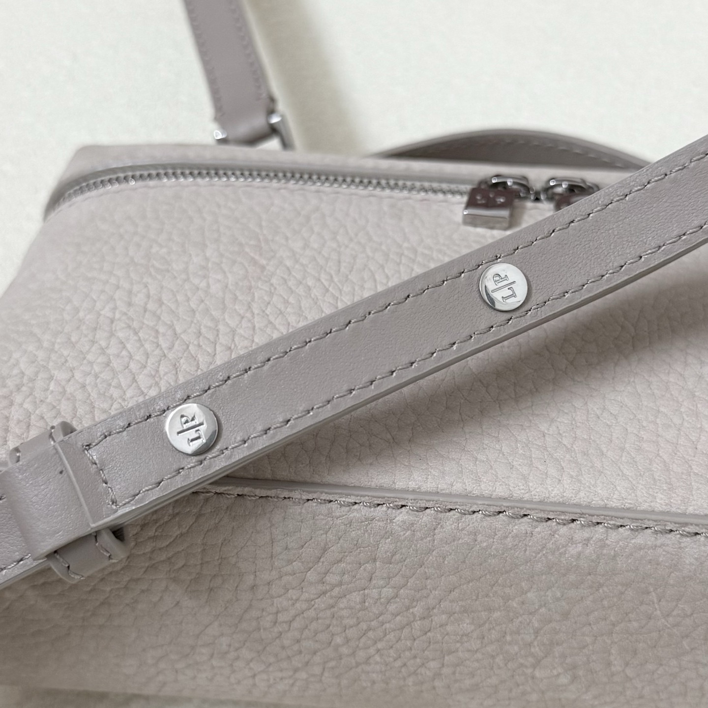 L0r0 P1ana Extra Pocket L19 Grained Calfskin 11 x 19 x 6.5 cm