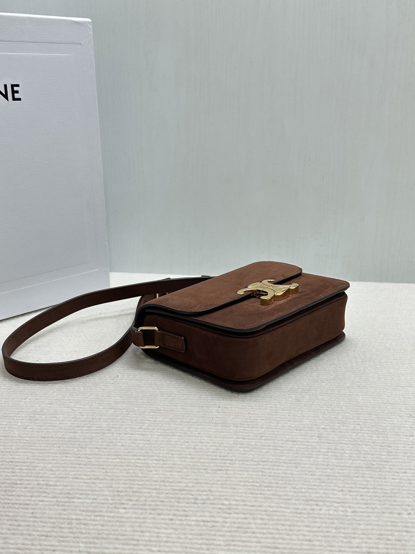 Ce1i*e TEEN TRIOMPHE BAG IN Grained Nubuck Calfskin 18.5x13.5x7cm