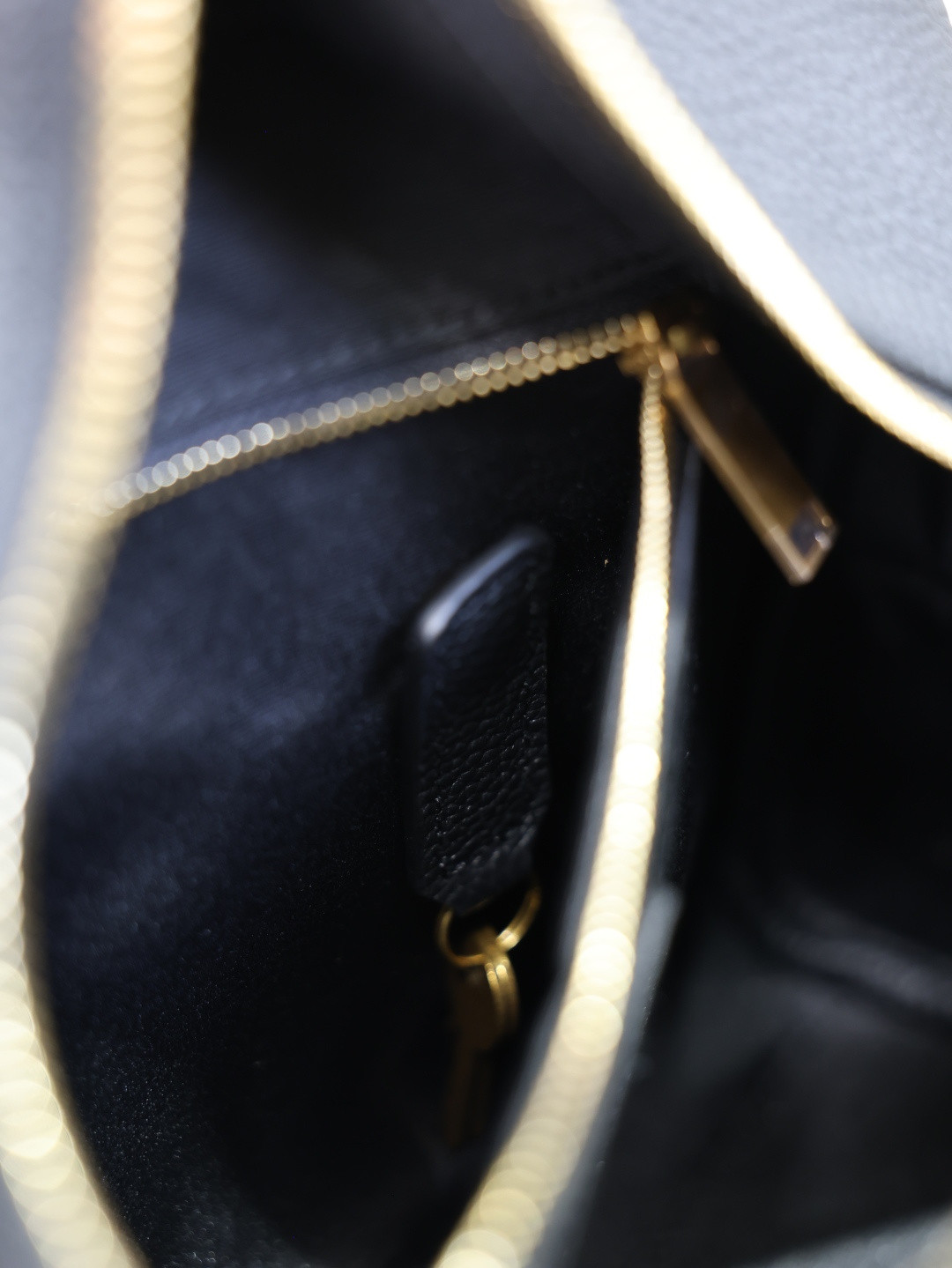Y51 SAC DE JOUR Small Boston in Grained Leather 27x18x15cm
