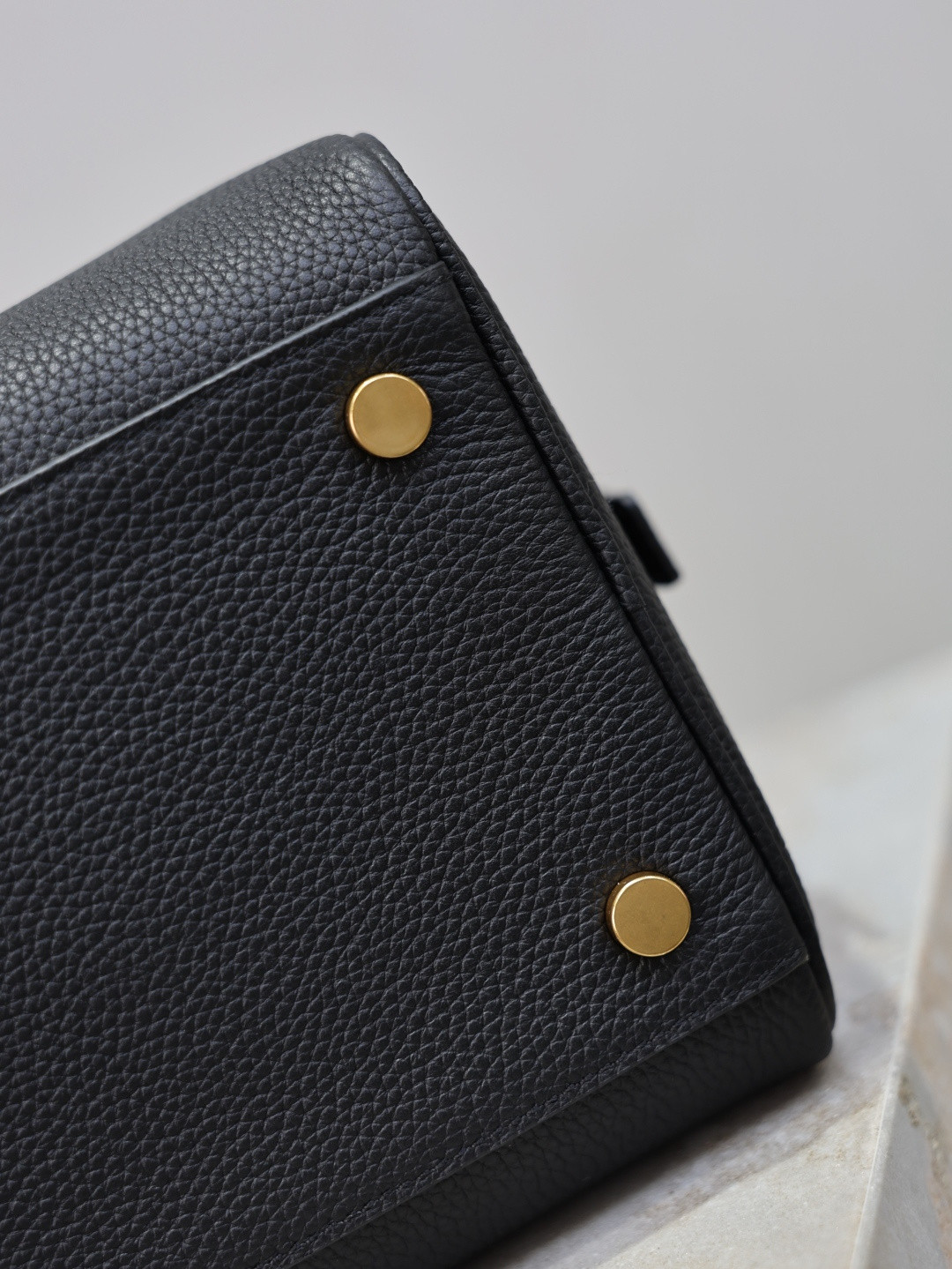 Y51 SAC DE JOUR Small Boston in Grained Leather 27x18x15cm