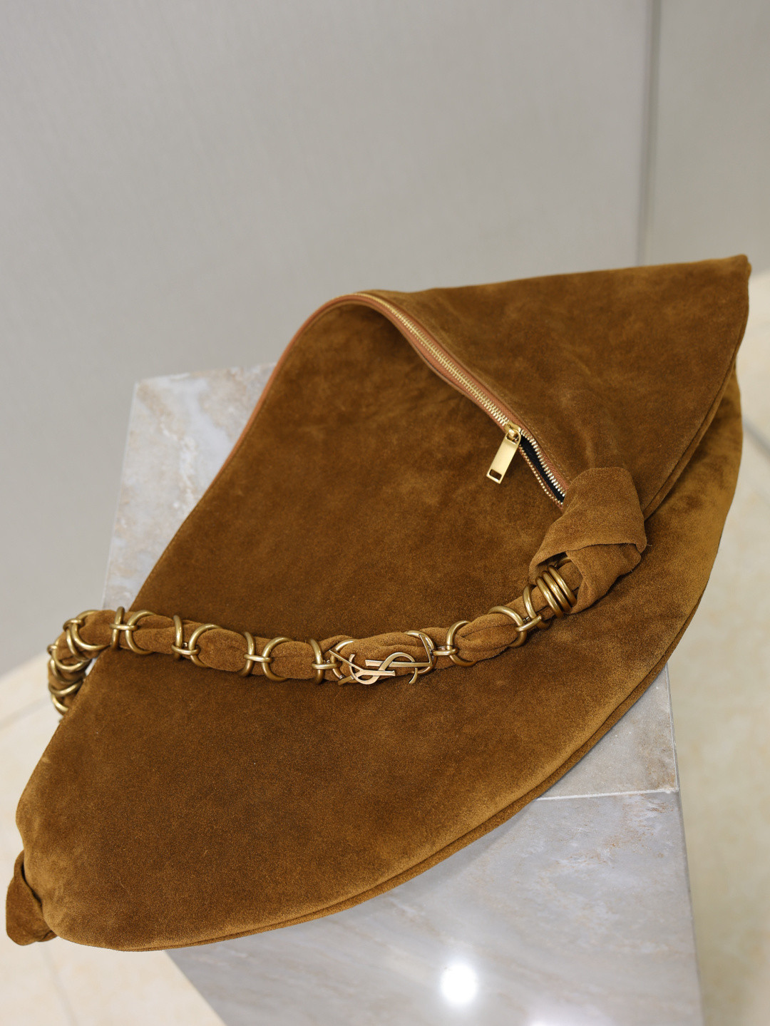 Y51 AMALIA Hobo in Suede 23-62x28x4cm