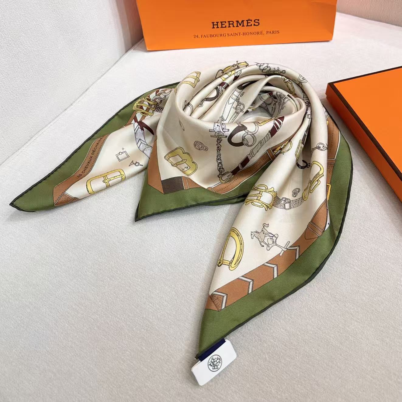 H**me5 scarf 88.5x88.5cm