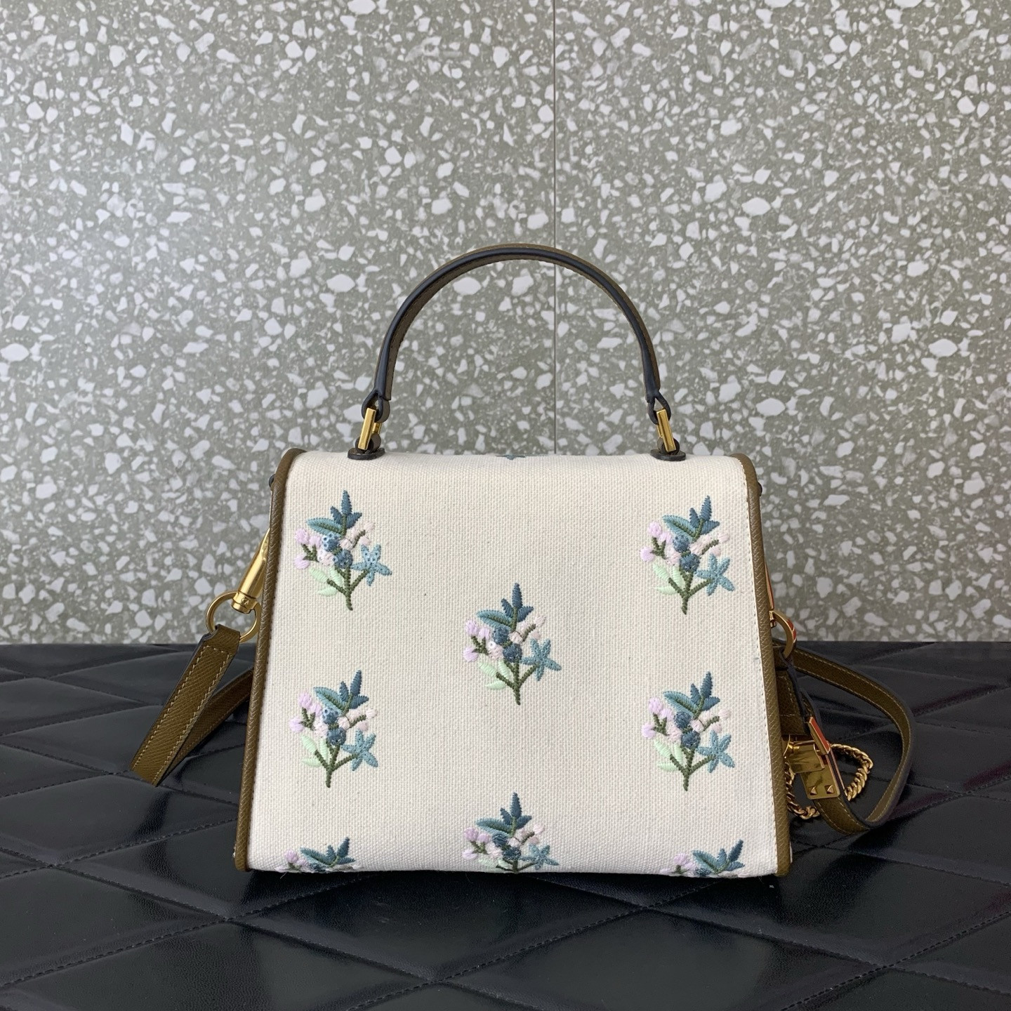 Va1e*ntin0 Garavani Vsling Small Handbag 22x17x9cm